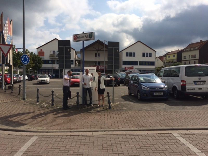 Bürgermeister Markus Fuchs, Ortsvorsteher Holger Maroldt und Bürgermeisterin Birgit Zuchold bei der offiziellen Freigabe des Namensschildes „Welzower Platz“ im Ortsteil Landsweiler-Reden.
